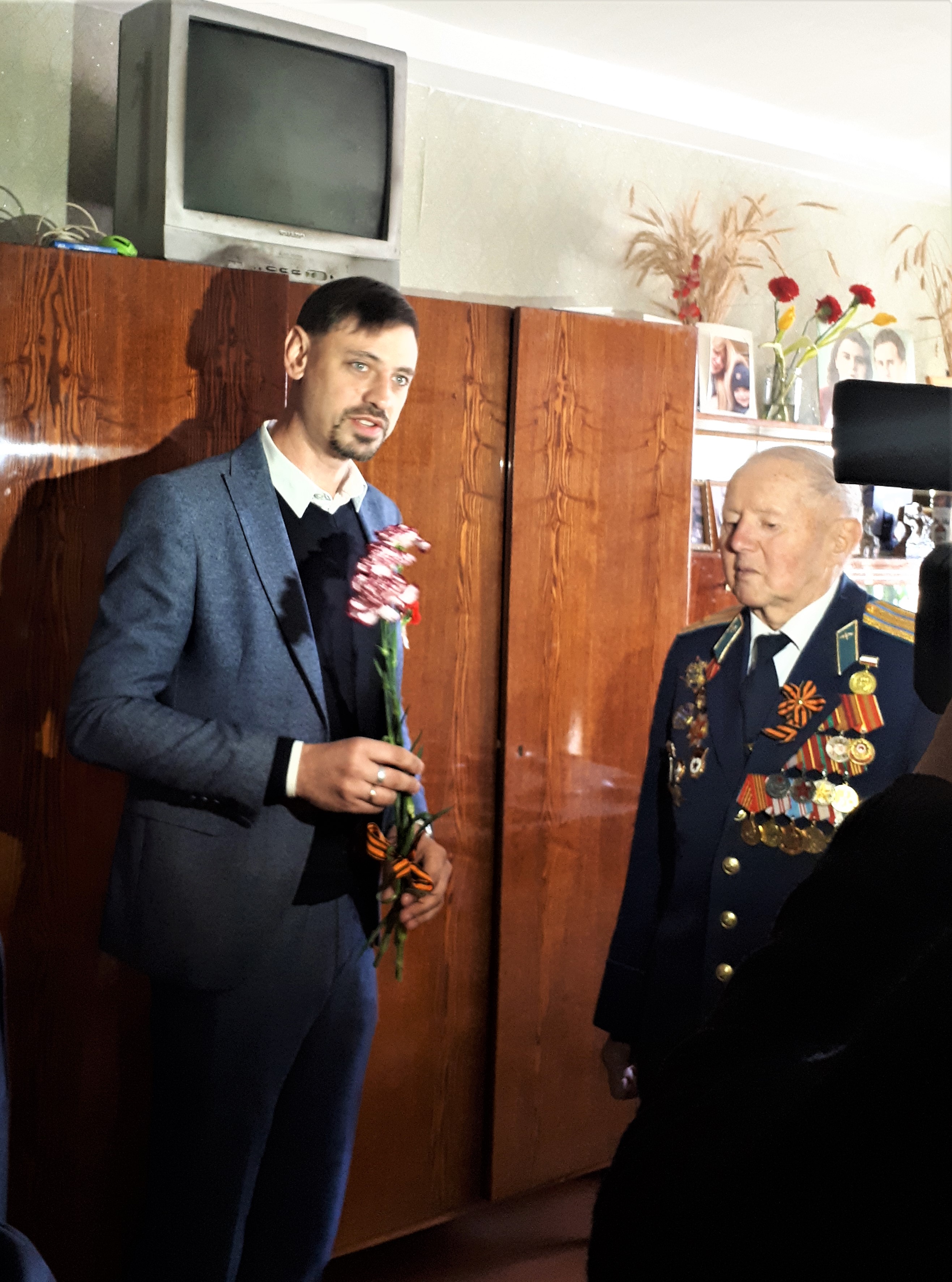 Юнармейцы Образовательного центра им. М.М. Расковой поздравили участника Великой Отечественной войны на дому с Днём Победы.