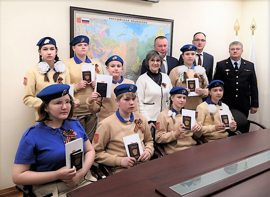 В честь празднования Дня Великой Победы  свои первые паспорта получили 8 юнармейцев Образовательного центра им. М.М. Расковой.