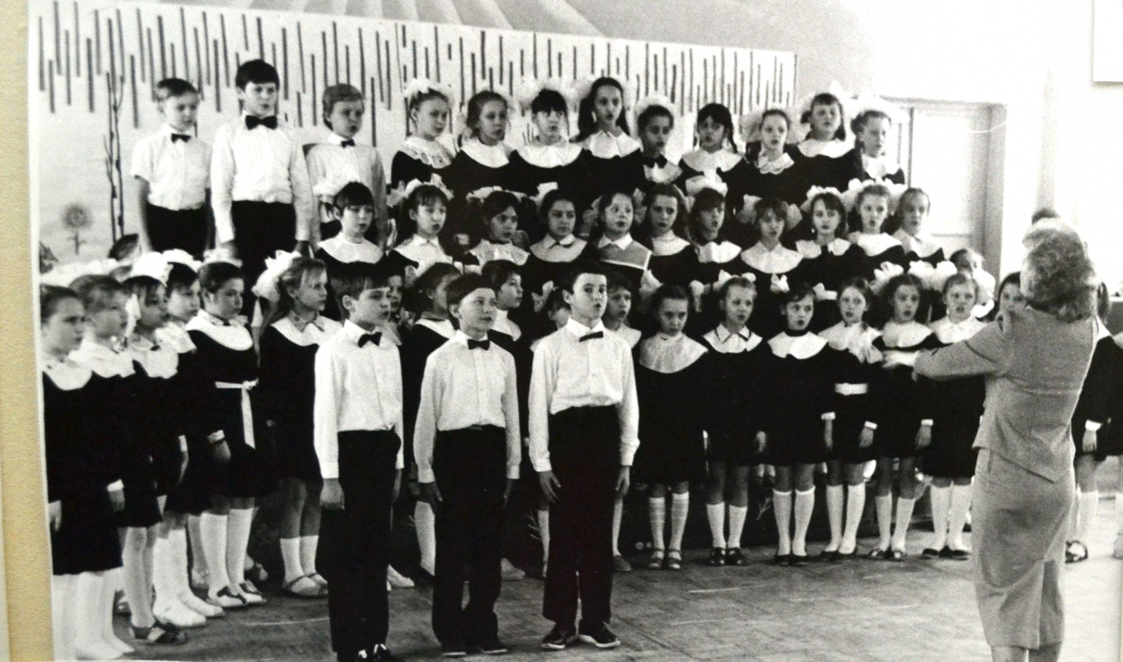 Коллектив Образовательного центра им. М.М. Расковой проводил на пенсию учителя музыки Люльченко Ольгу Геннадьевну.