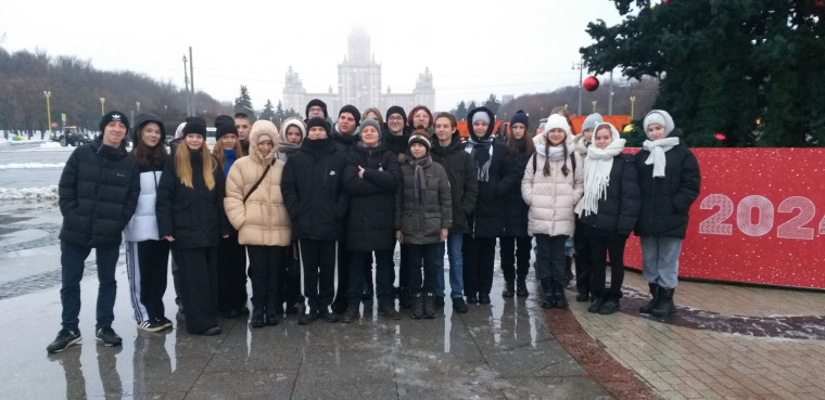 Прекрасным новогодним подарком для восьмиклассников Образовательного центра им. М.М. Расковой стала поездка в Москву..